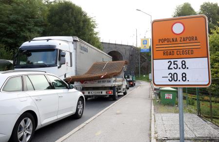 POPOLNA ZAPORA POSTOJNSKA CESTA RAKEK 02 FOTO LJUBO VUKELIČ